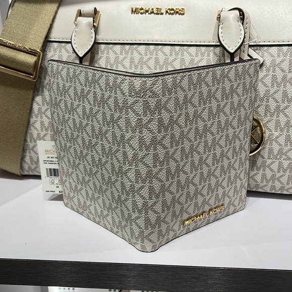 Michael Kors Jet Set Travel Passport Wallet
Light Cream Signature/Golden-NWT - Picture 12 of 16